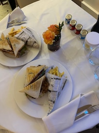 77.- Euro mit einem kleinen Pepsi & 1 grosses Wasser