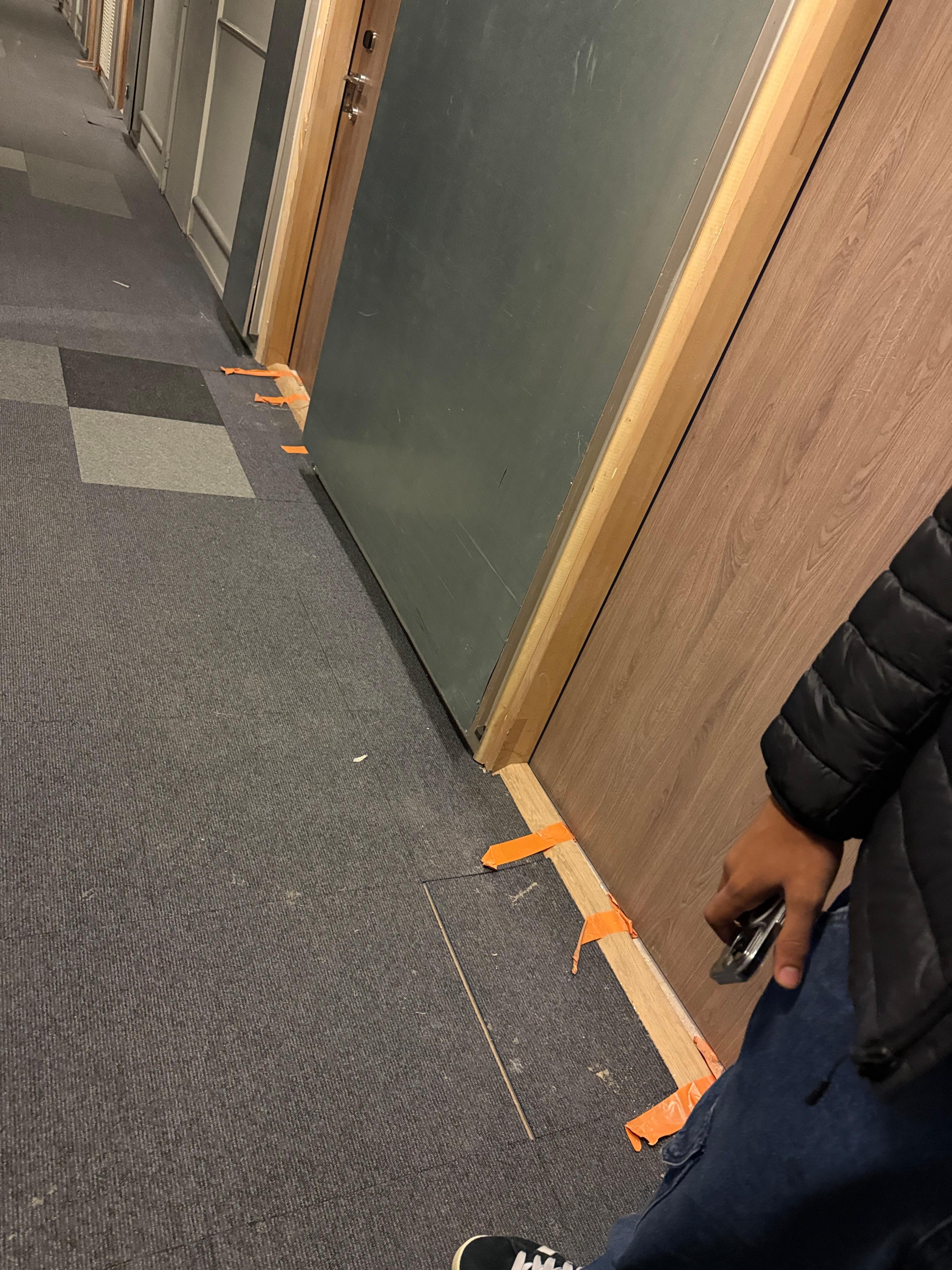 El pasillo en general con arreglos generales , creo que me dejaron en el peor piso.