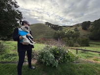 How precious it is to be able to bring your beloved dog with you. 💕
