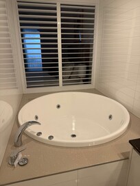 Main bedroom ensuite spa