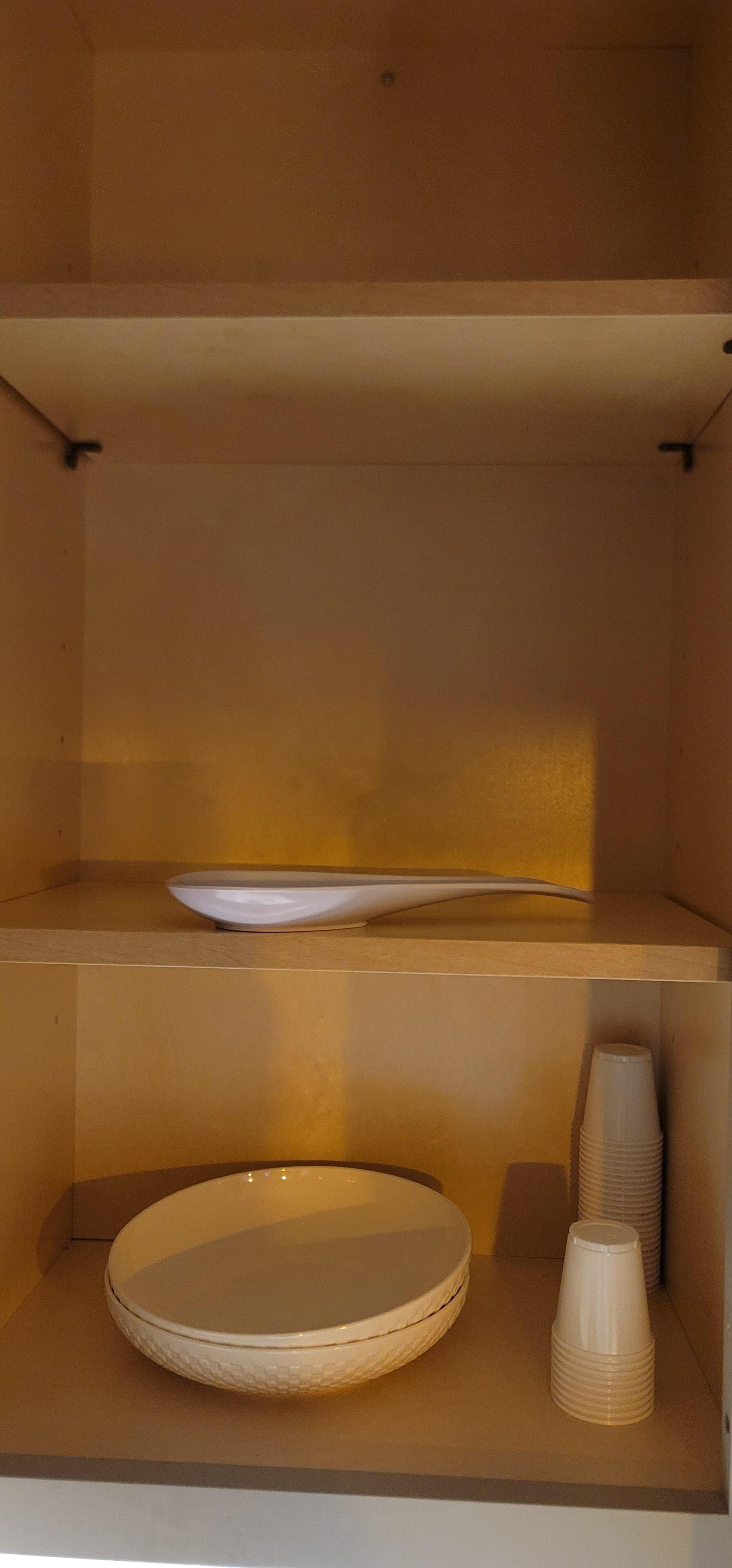 Only 2 bowls to eat out of, no plates.