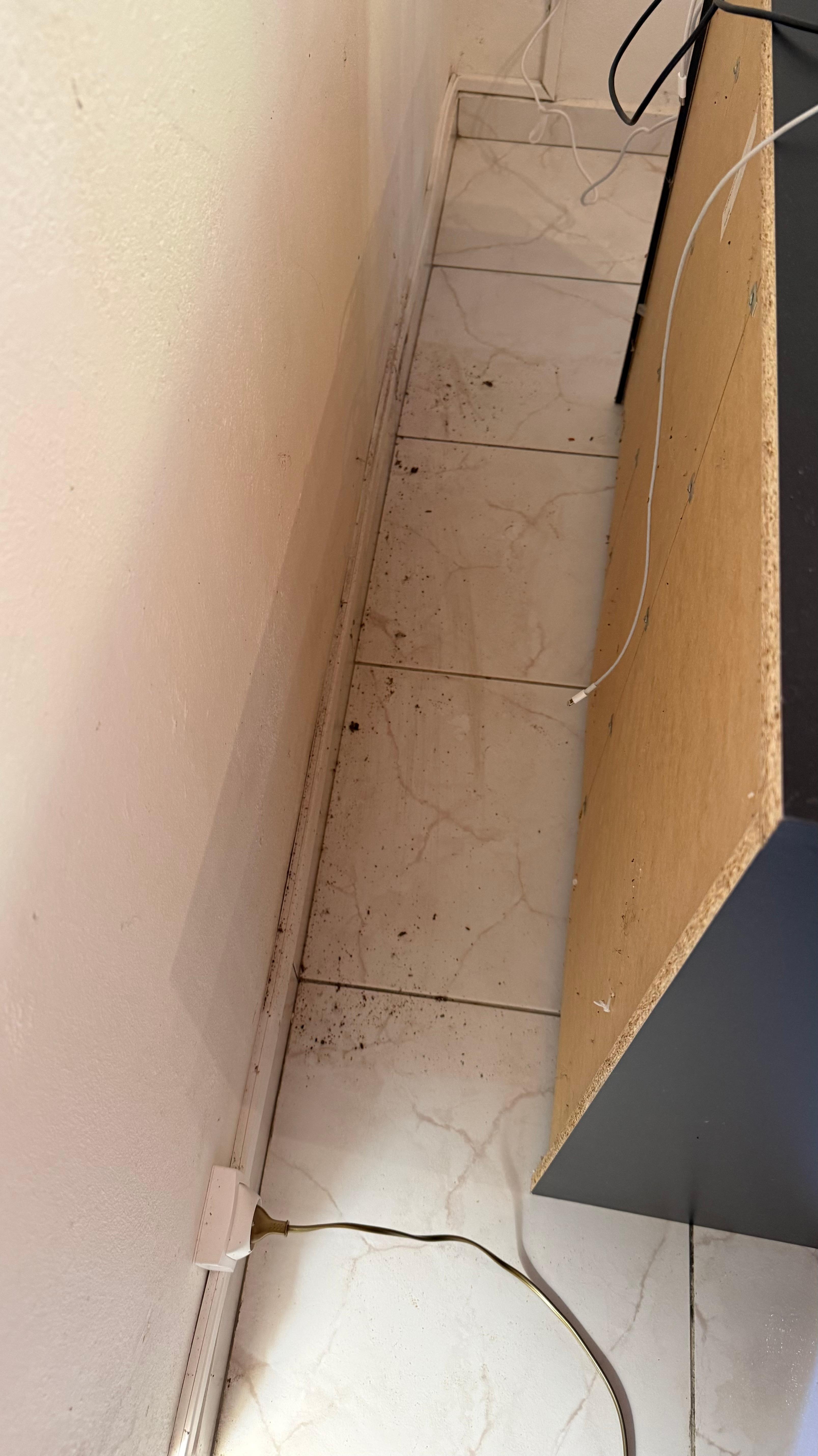 Saleté derrière un meuble