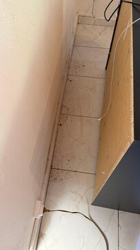 Saleté derrière un meuble