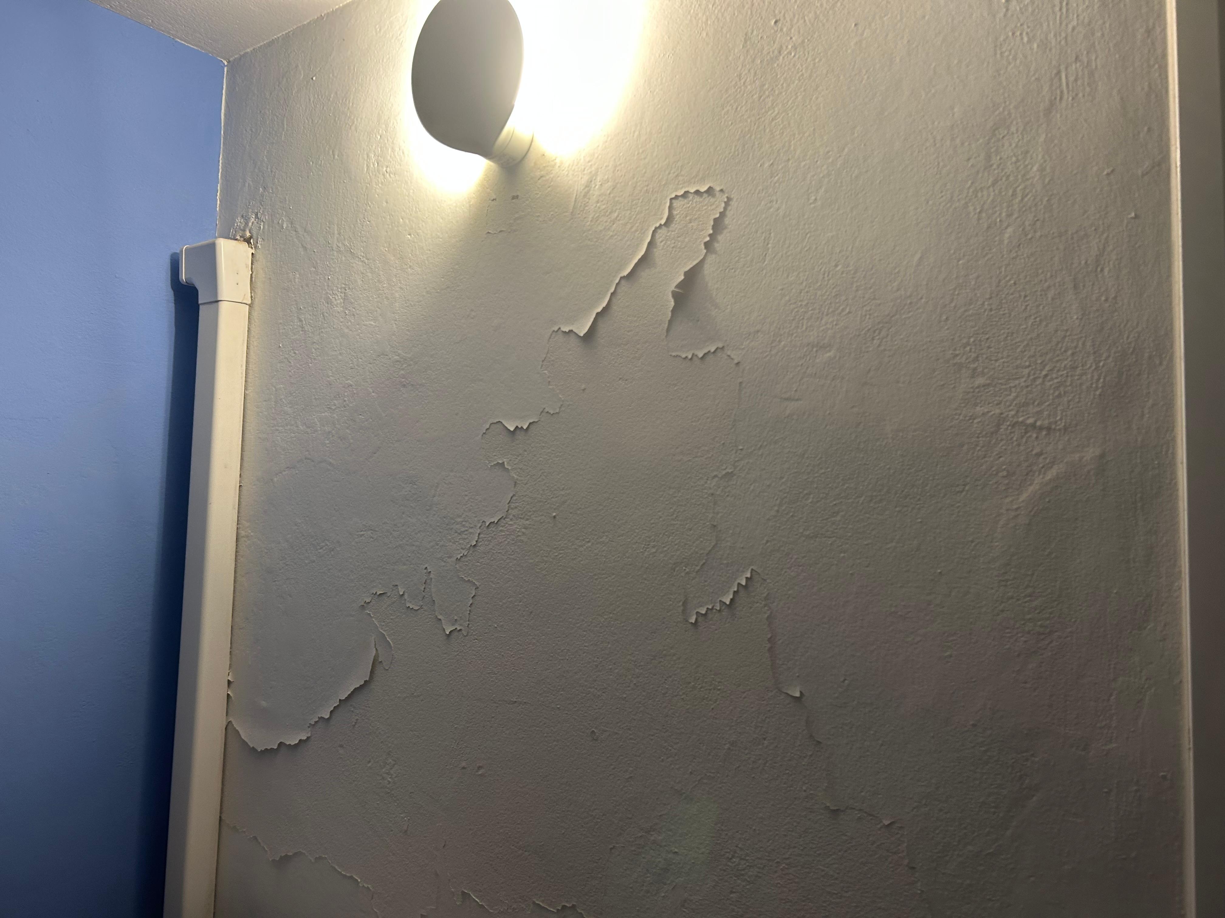 Der Putz fehlt rum und überall sind Rostlöcher 