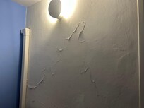 Der Putz fehlt rum und überall sind Rostlöcher