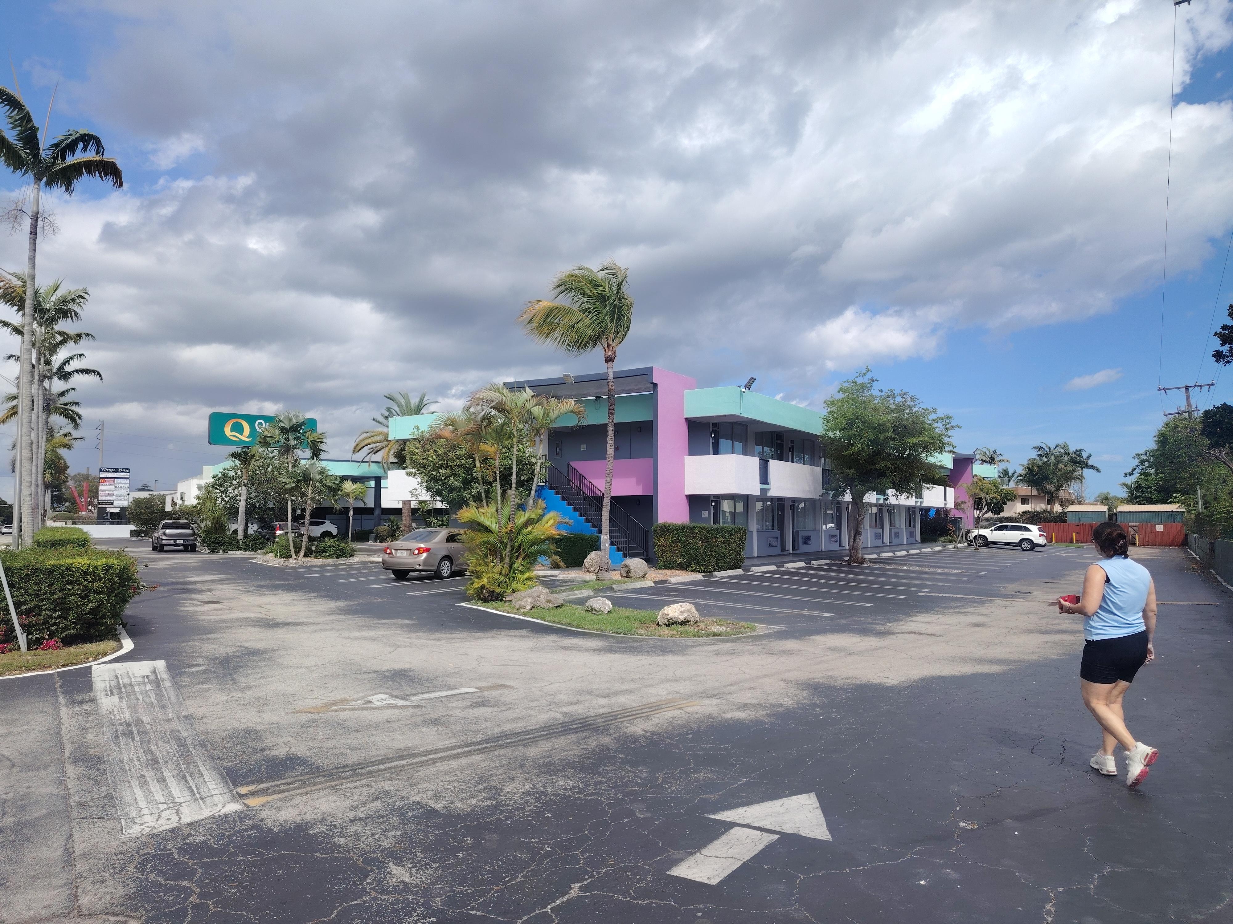 En realidad fue una excelente estancia, personal del hotel muy amable, instalaciones limpias personal siempre al pendiente, desayuno increíblemente delicioso y te saca del apuro, sin lugar a duda si regreso.