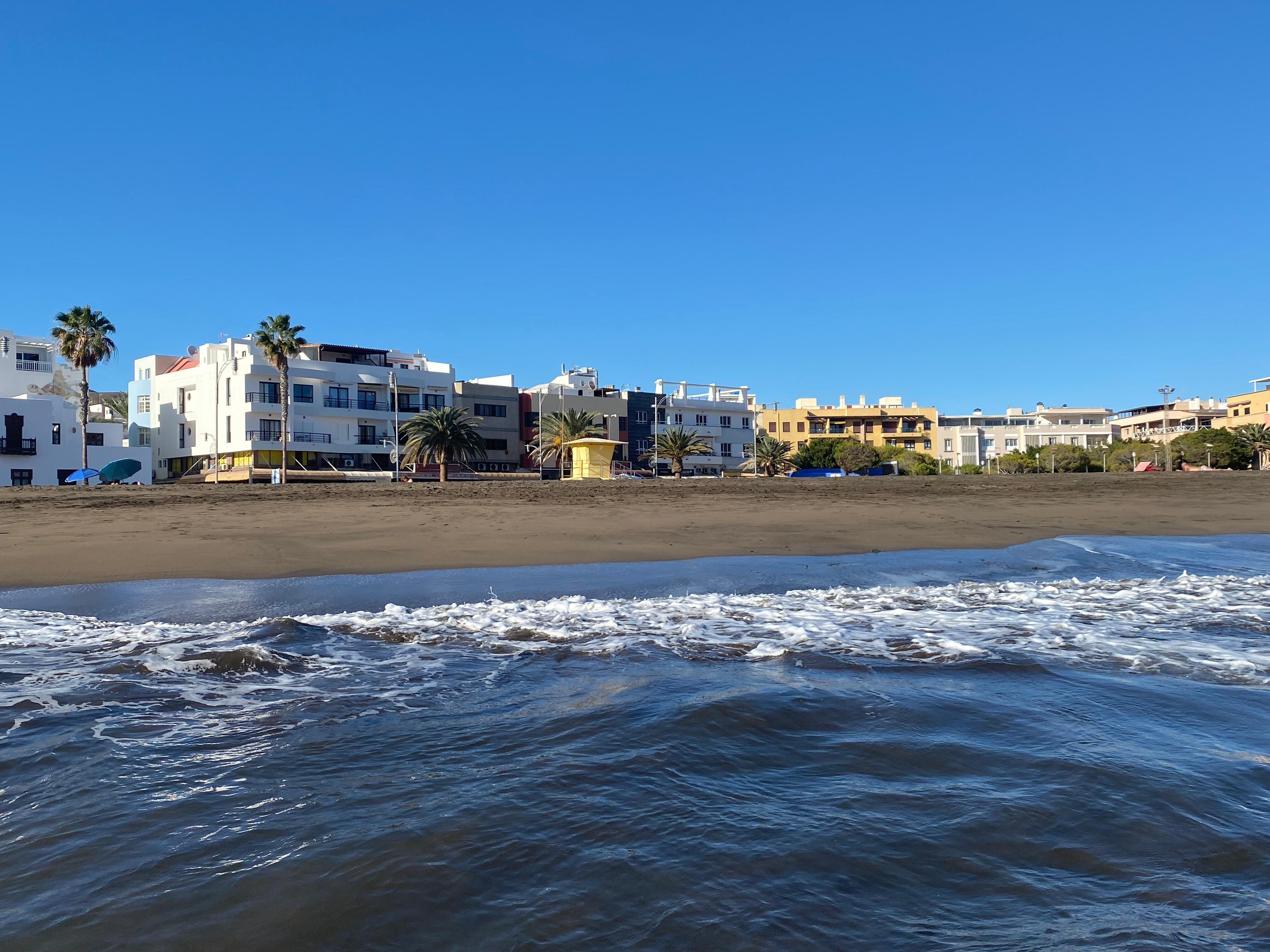 Vom Appartement geht es - ohne eine Straße zu queren - direkt ins Wasser…