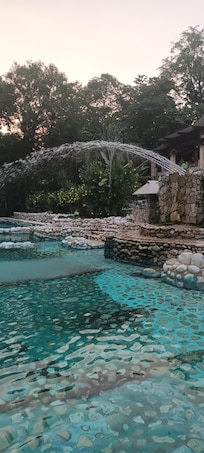 Bella la alberca.