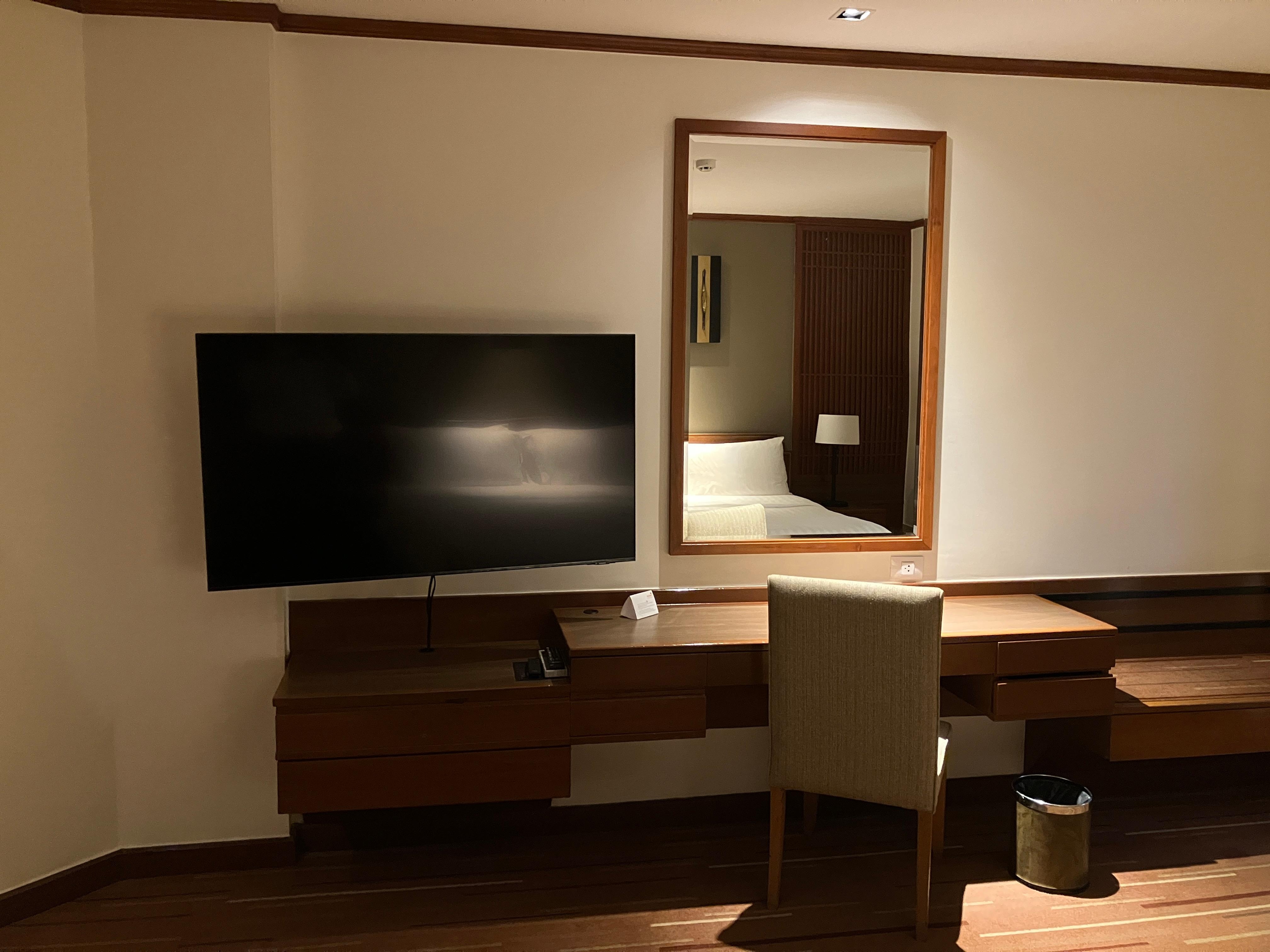 テレビが大きくて PC つないで仕事するには便利。 ただ、建て付けがあまりよくないので角度を変えるときは支える必要あり