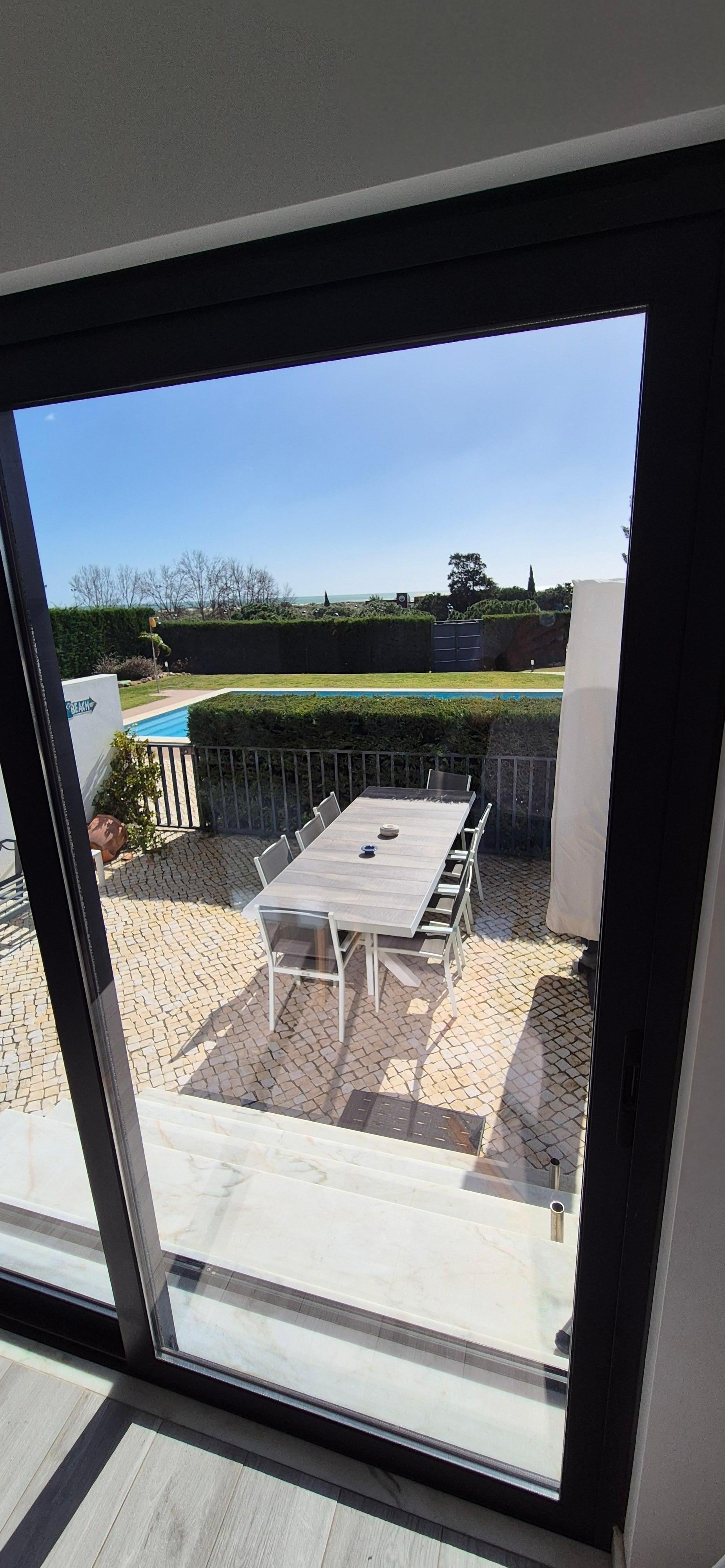 Blik in de tuin (compleet met BBQ en toegang tot zwembad)