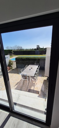 Blik in de tuin (compleet met BBQ en toegang tot zwembad)