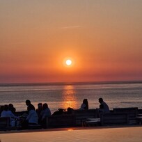 Le coucher du soleil sur le bassin