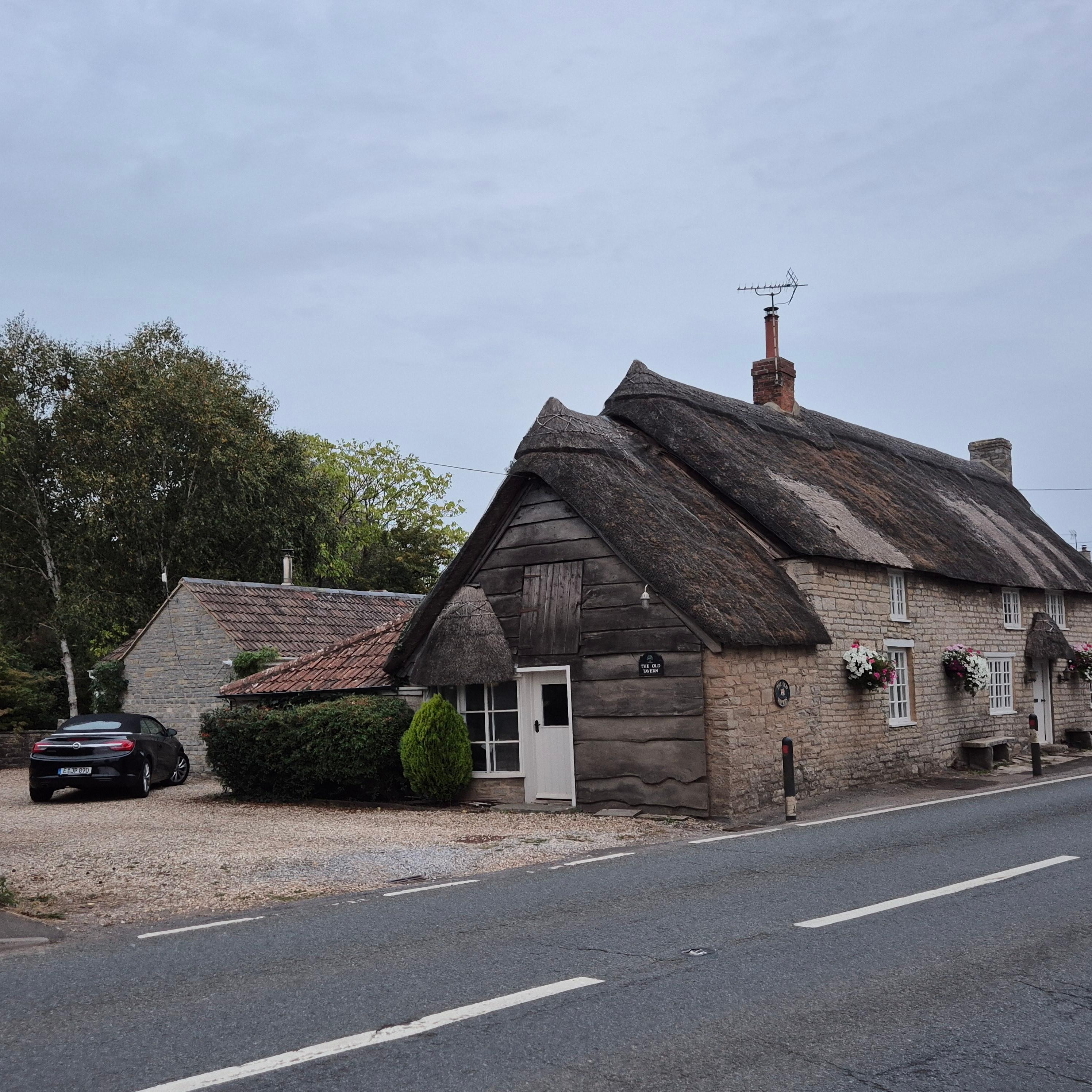 Das Cottage ist das Haus links, rechts wohnen die Eigentümer