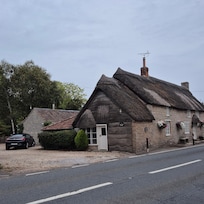Das Cottage ist das Haus links, rechts wohnen die Eigentümer