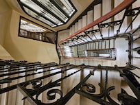 Escaleras (tambien hay elevador)