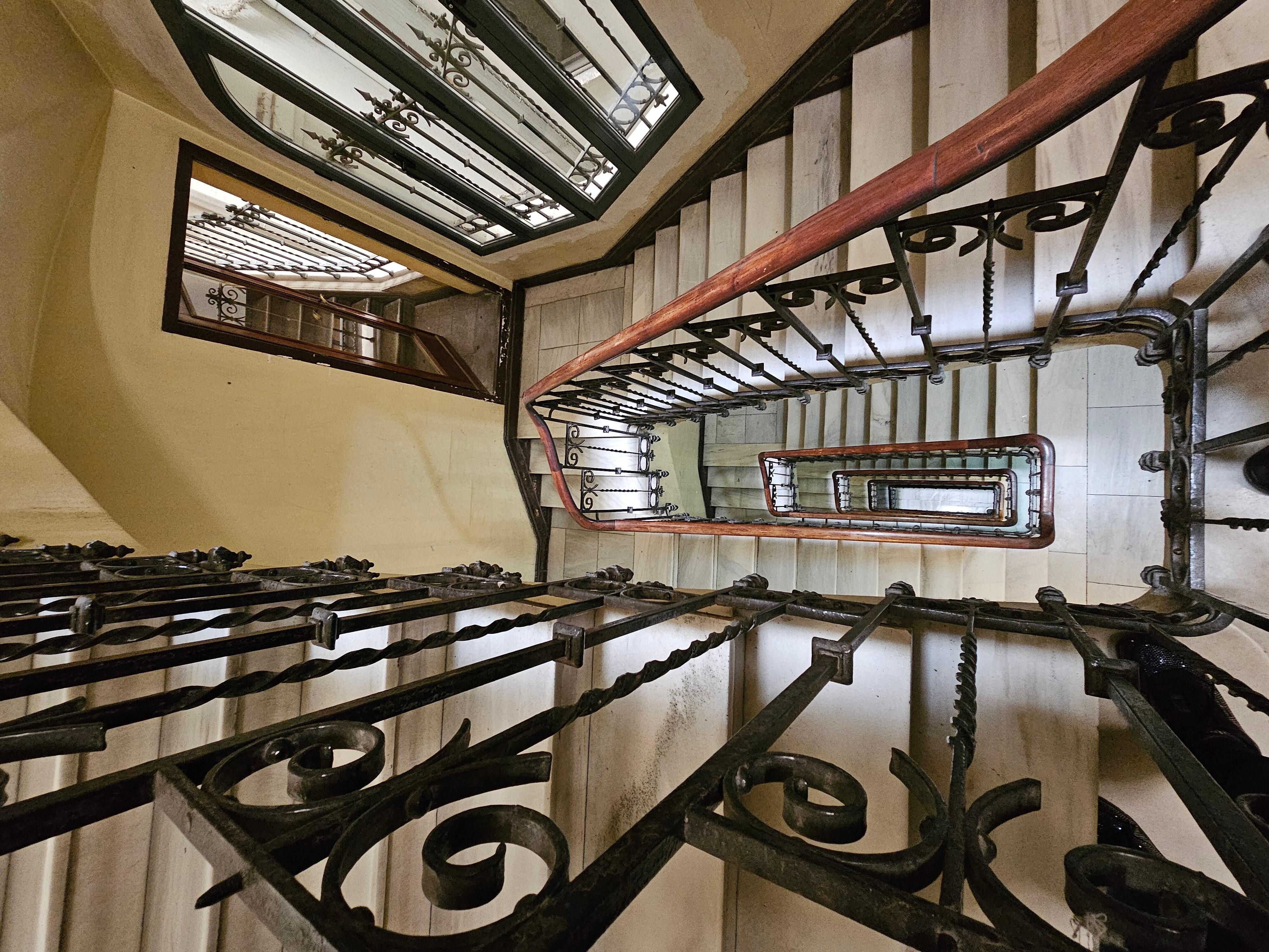 Escaleras (tambien hay elevador)