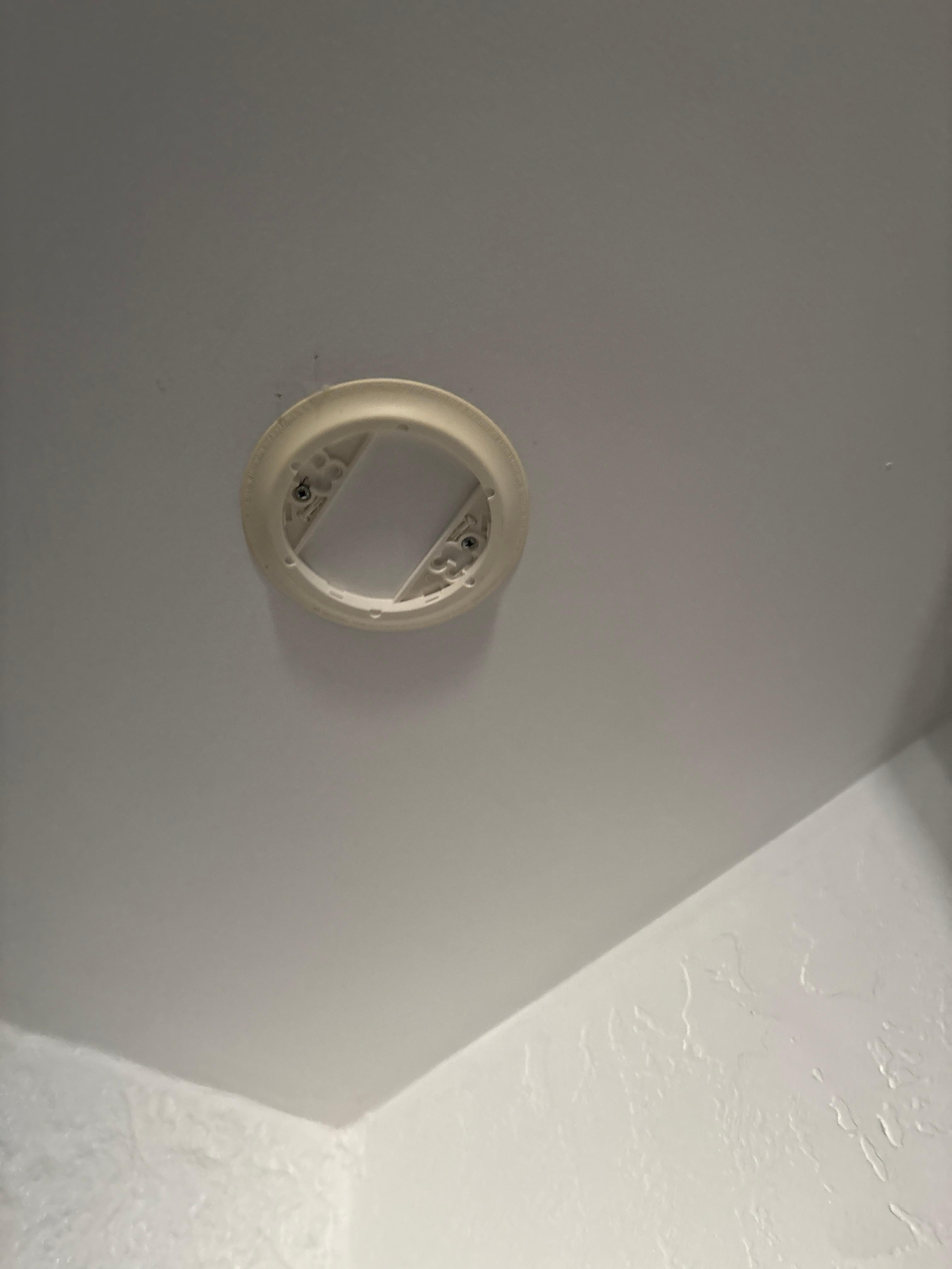 Missing smoke detector #2 in main hallway/living room 