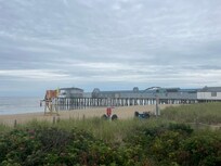 Walkable to pier, shops restaurants