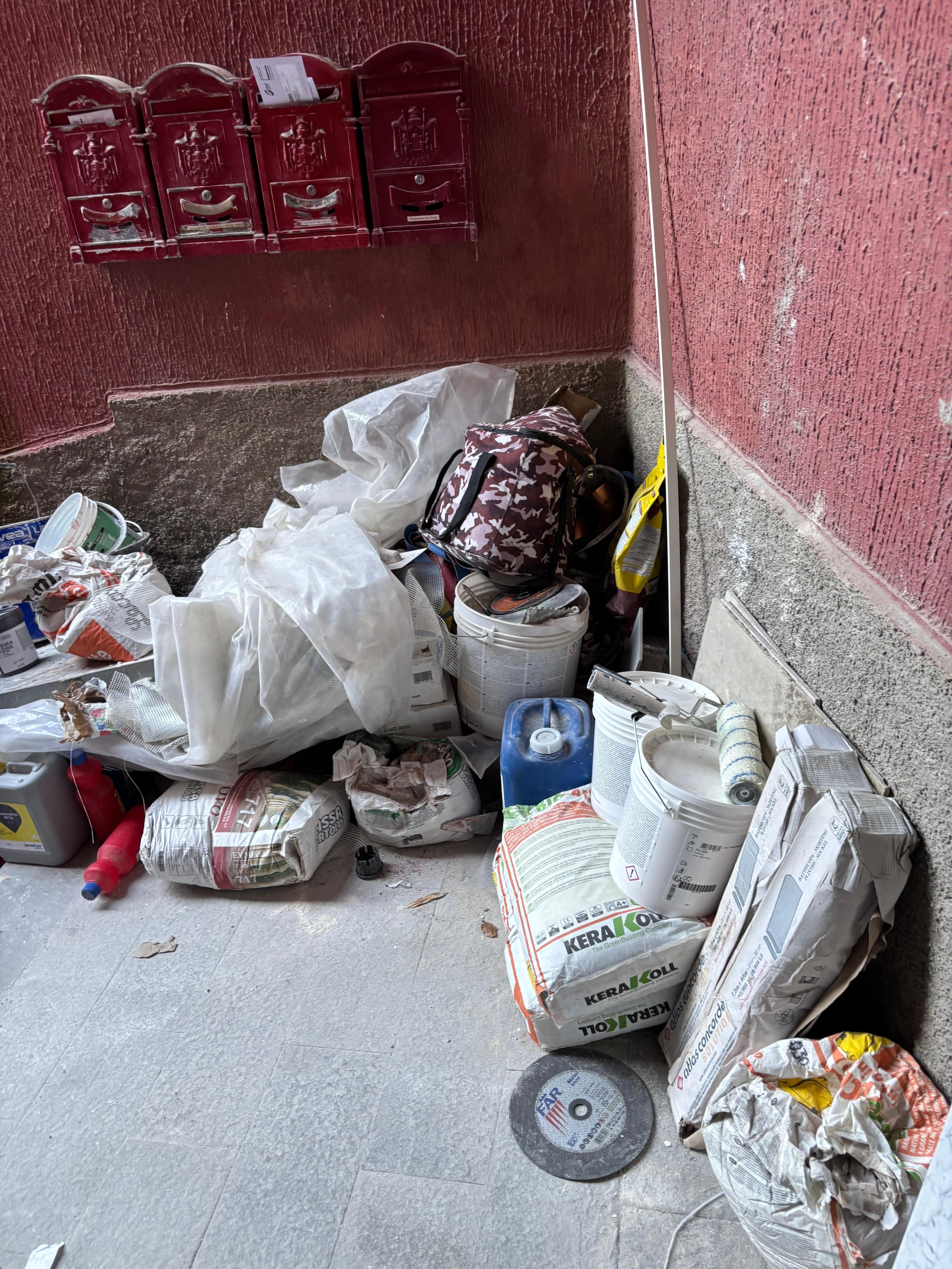 Entrada del hotel con todo el material de trabajo