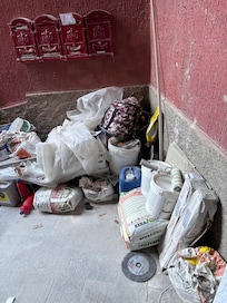 Entrada del hotel con todo el material de trabajo