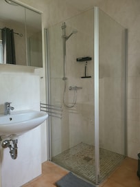Badezimmer mit Dusche