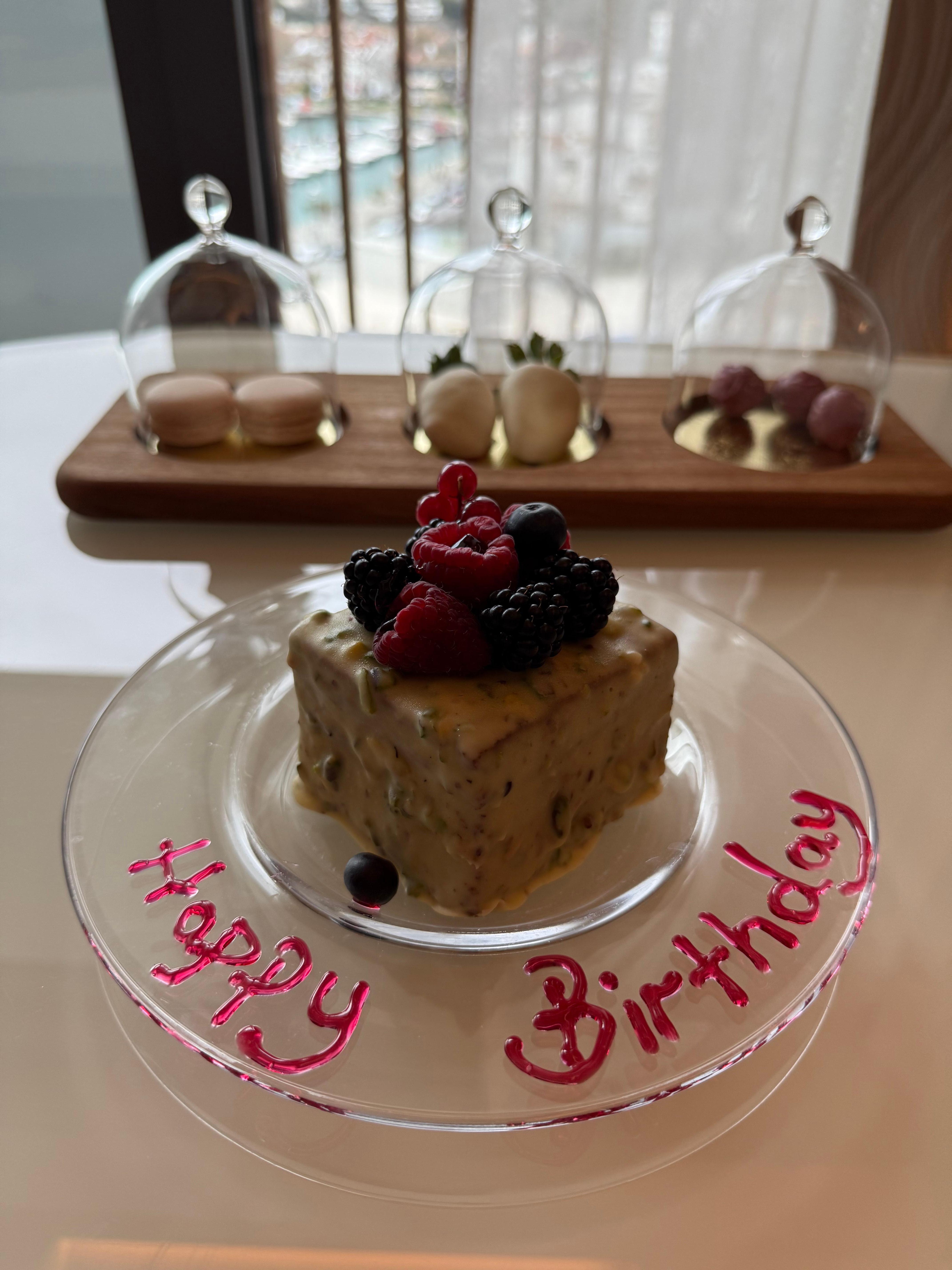 Doğumgünü için pasta gönderdiler, sürpriz oldu, teşekkür ederiz