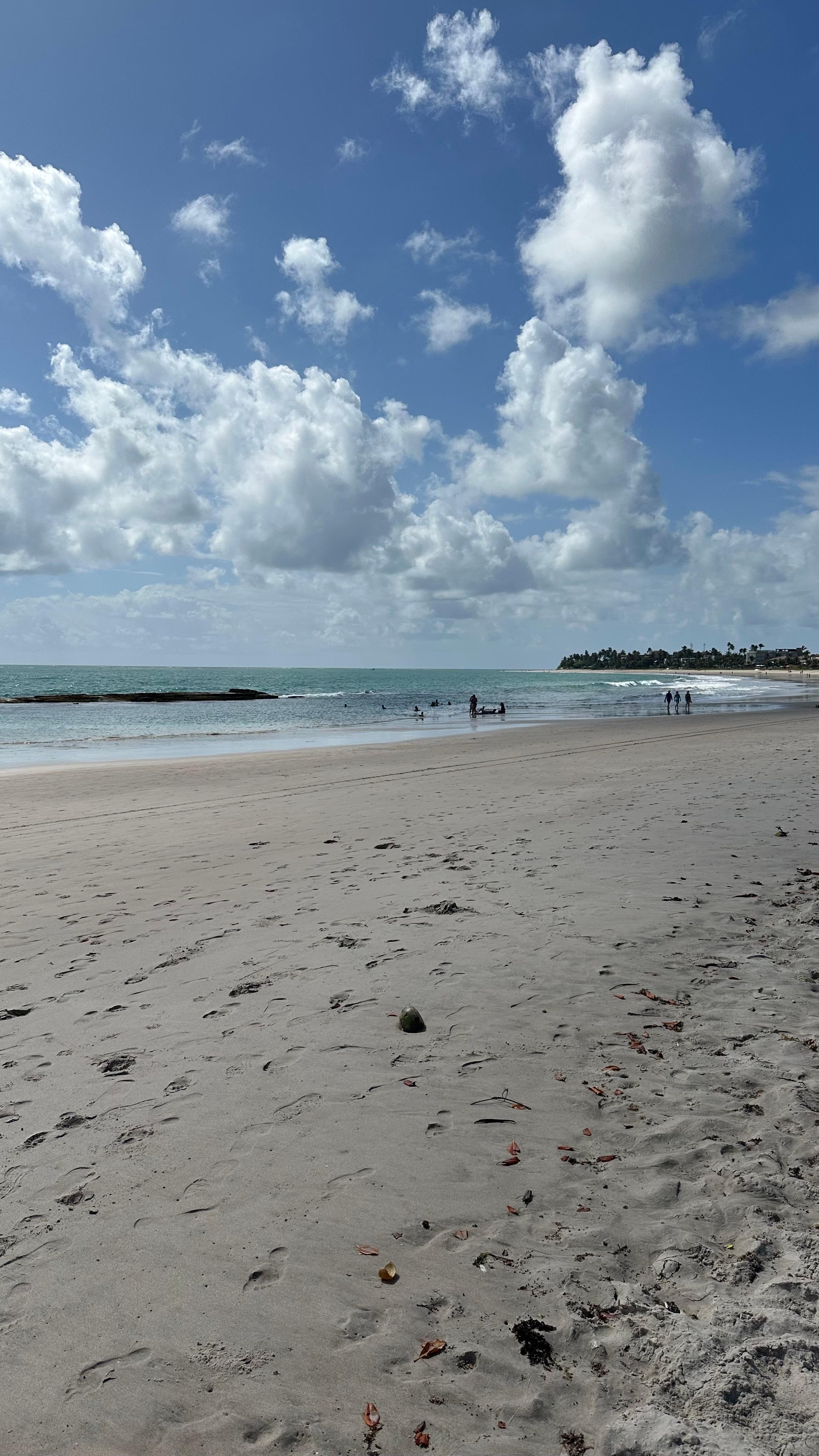 Vista praia em frente ao hotel