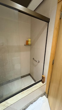 Não tem porta no box do banheiro, alaga tudo.