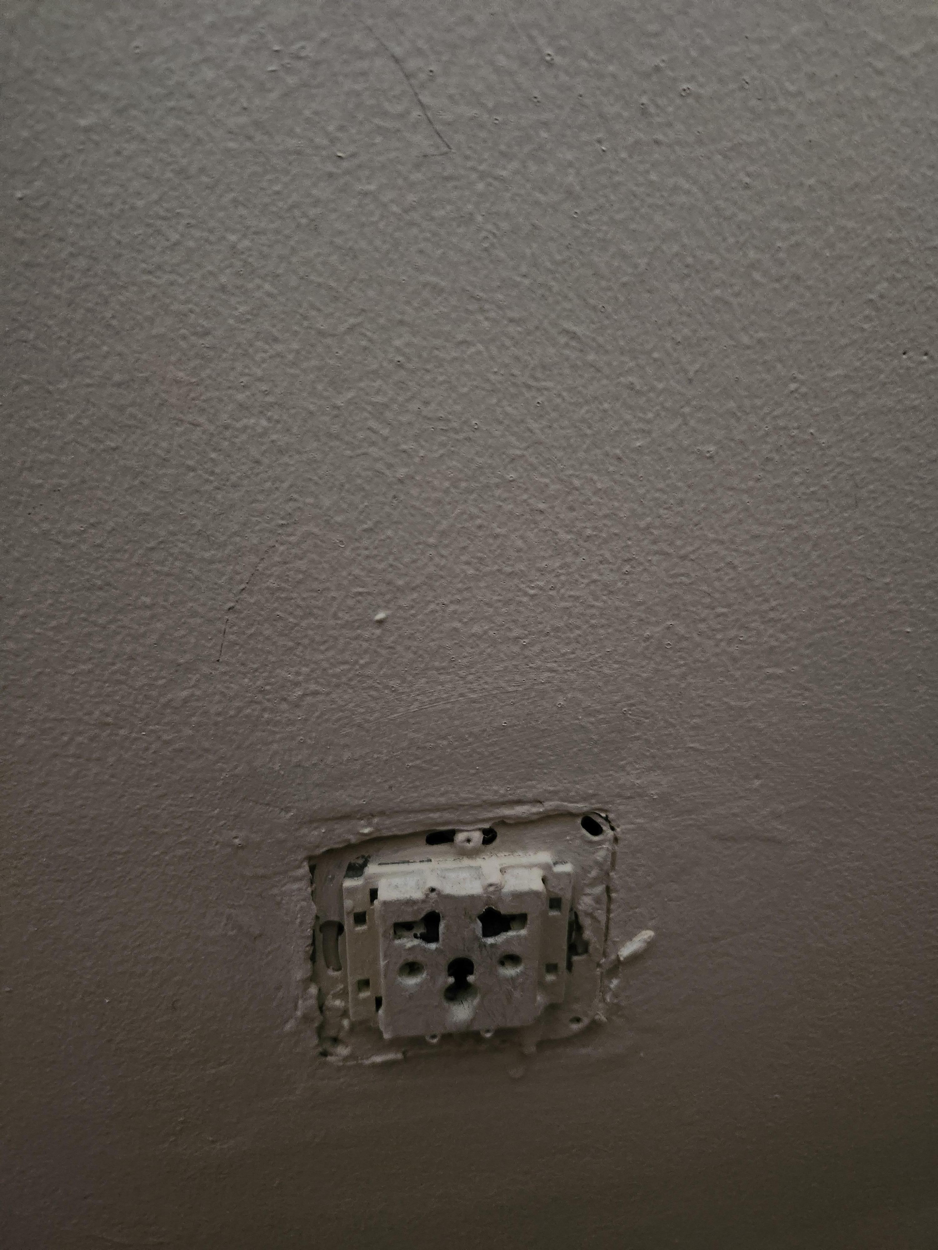 Outlet with no outlet cover