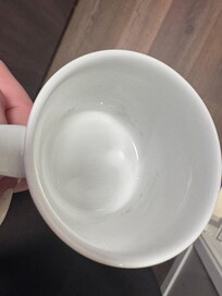 Beskidt kop 2 i værelset (unævnt)