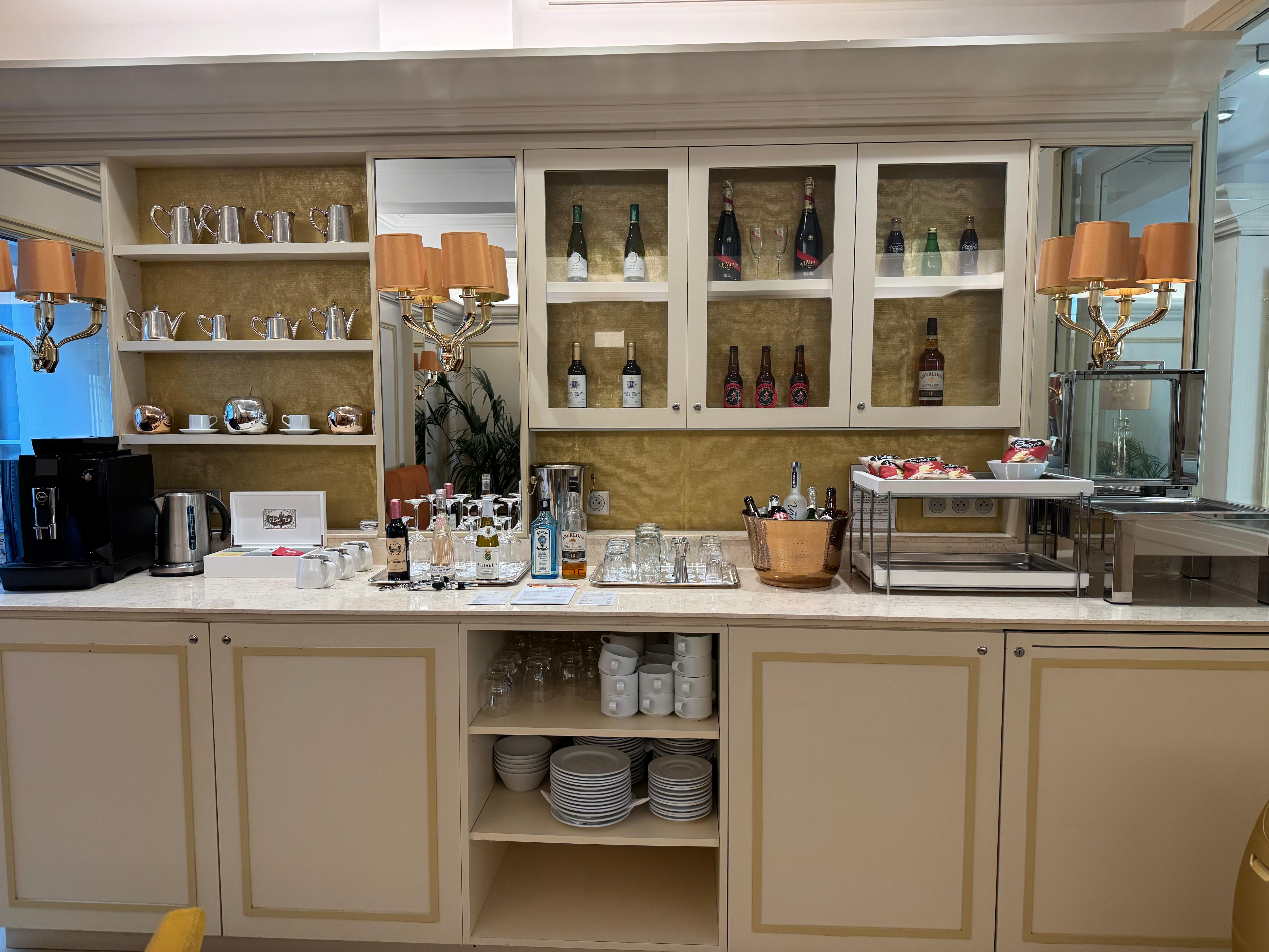 Honor bar (also where breakfast is served 