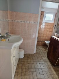 Un filet d eau au robinet du lavabo, pas de pression. Des WC sans système d économie d eau, fuyant bcp qu il a fallu régler.