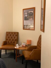 Hyggelig krog med bord og bløde stole