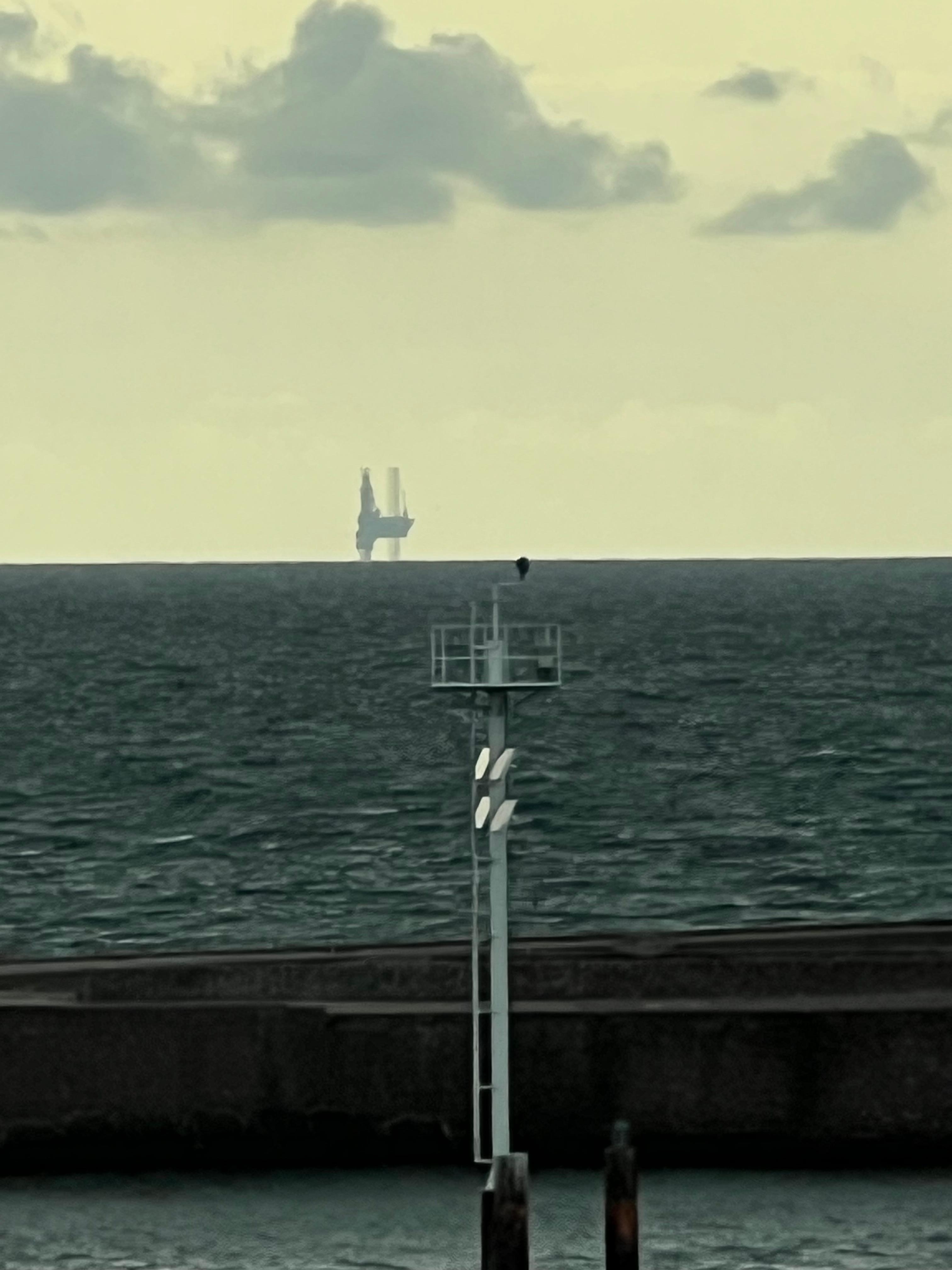 Oljerigg i Nordsjön - bild från hotellfönstret.