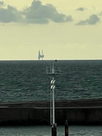 Oljerigg i Nordsjön - bild från hotellfönstret.