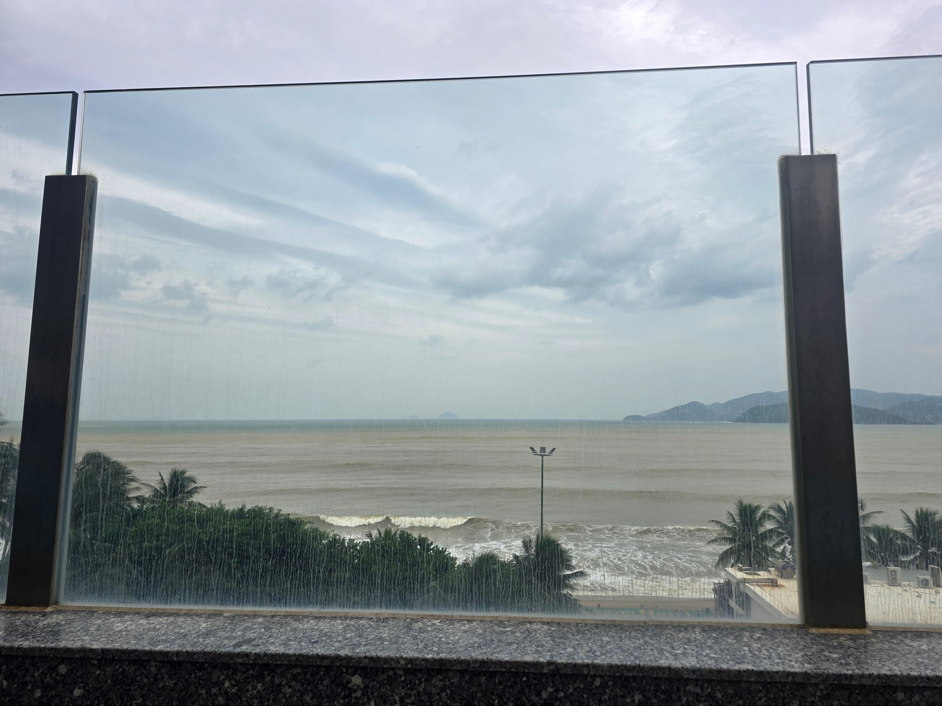 수영장에서 바라본 사진