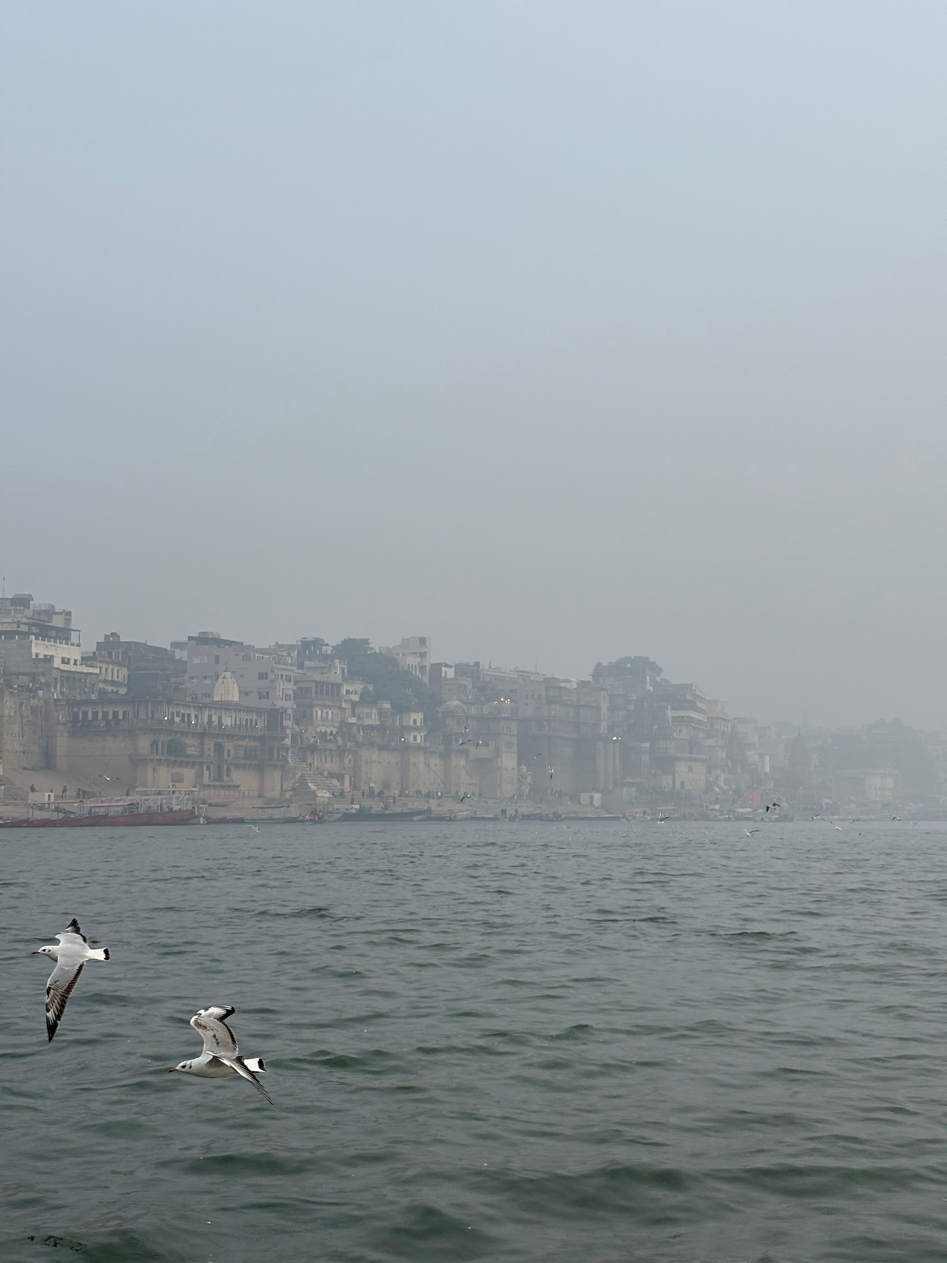 バラナシの街へデリーから飛行機で。
