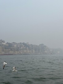 バラナシの街へデリーから飛行機で。