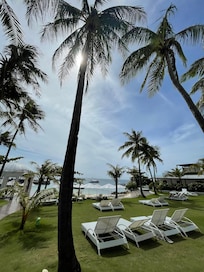 ホテル前のビーチ