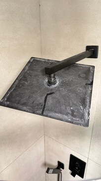 La pomme de douche, le premier jour de notre arrivĂ©e qui est restĂ© exactement la mĂȘme pendant tout le sĂ©jour, sans vous montrer lâĂ©tat de la douche de maniĂšre gĂ©nĂ©rale