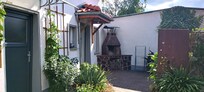 Eingang zur Ferienwohnung mit kleiner Sitzecke