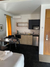 King room’s kitchenette