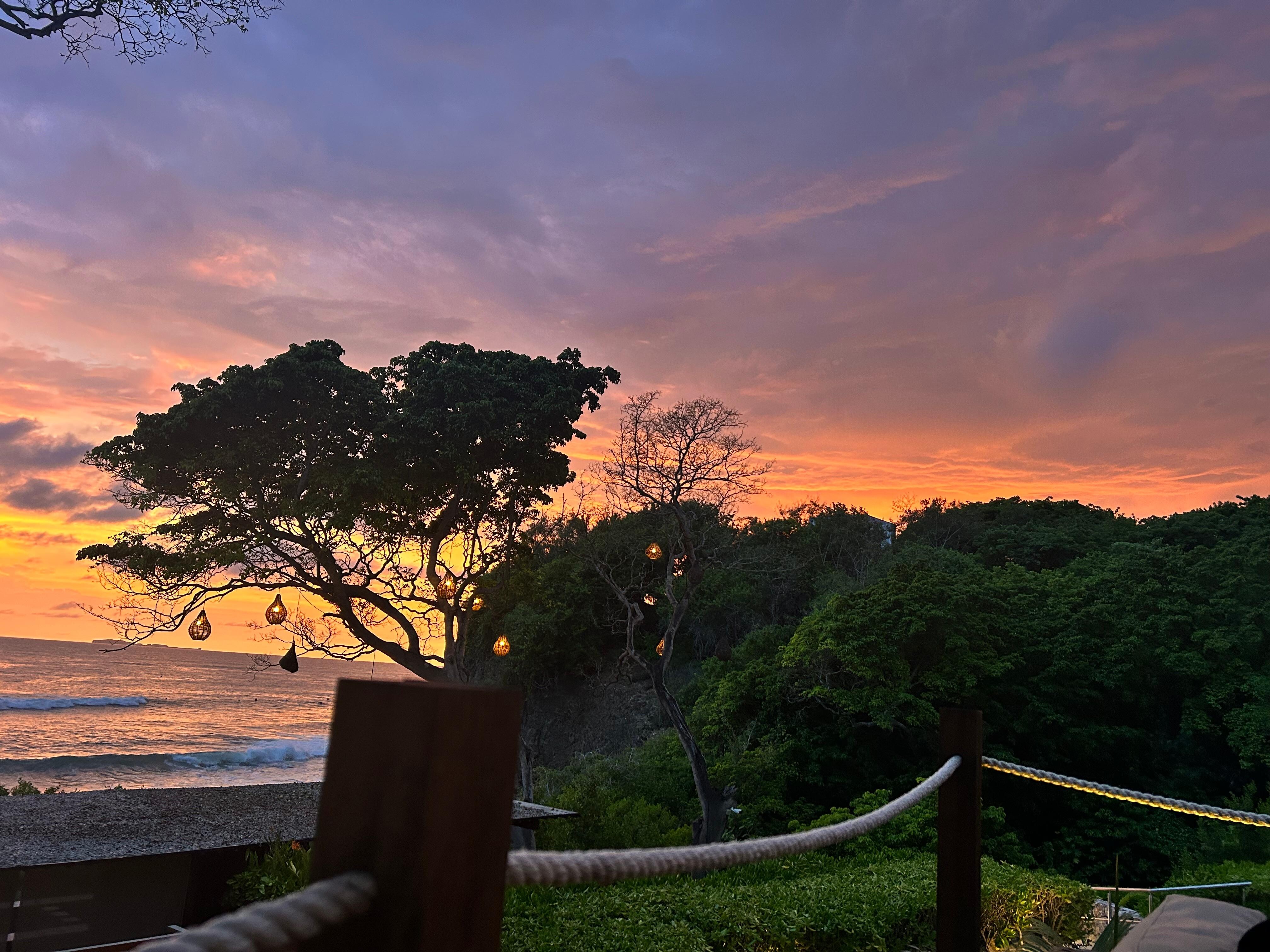 Desde el bar junto a la playa de alcanzan a ver los maravillosos atardeceres. 