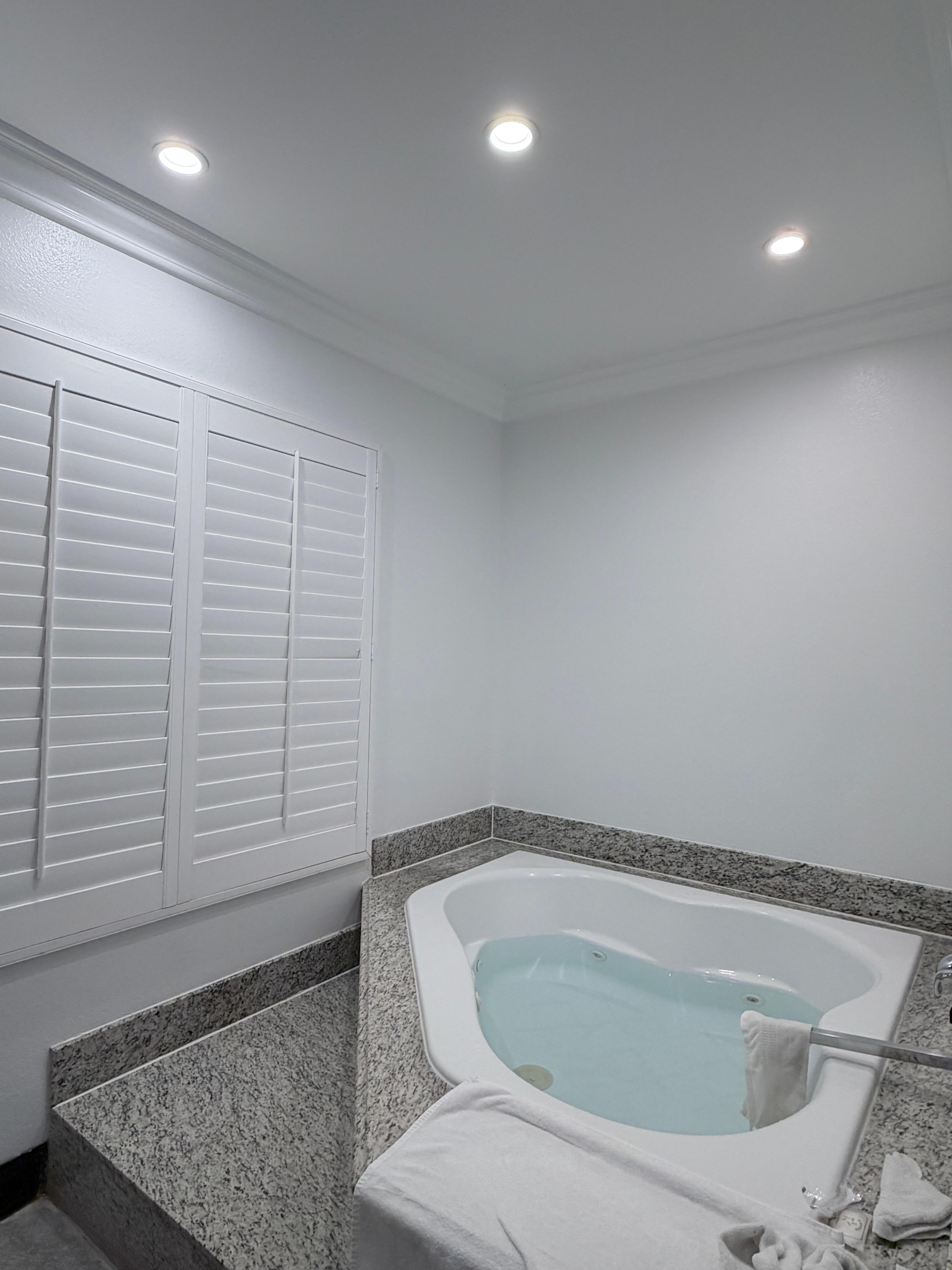 Jacuzzi tub in the room but there is no vent and the windows don't open.