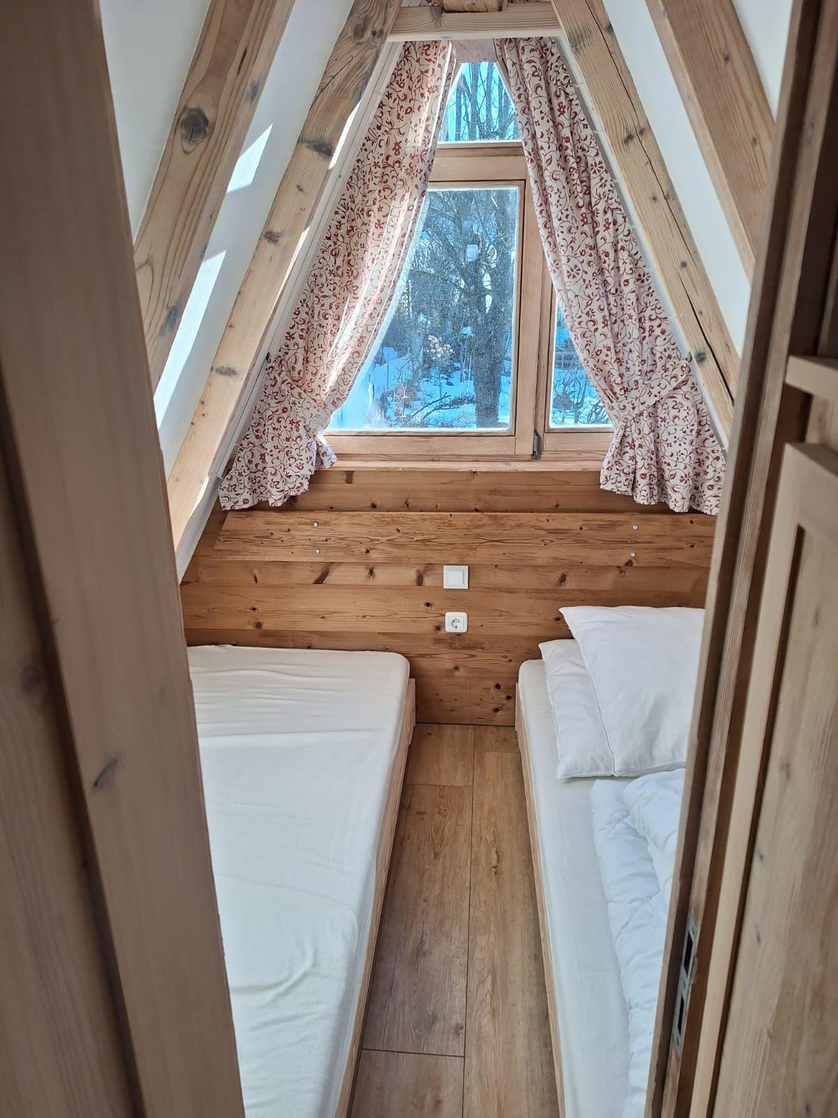 Es gibt noch zwei weitere Betten im oberen Stock