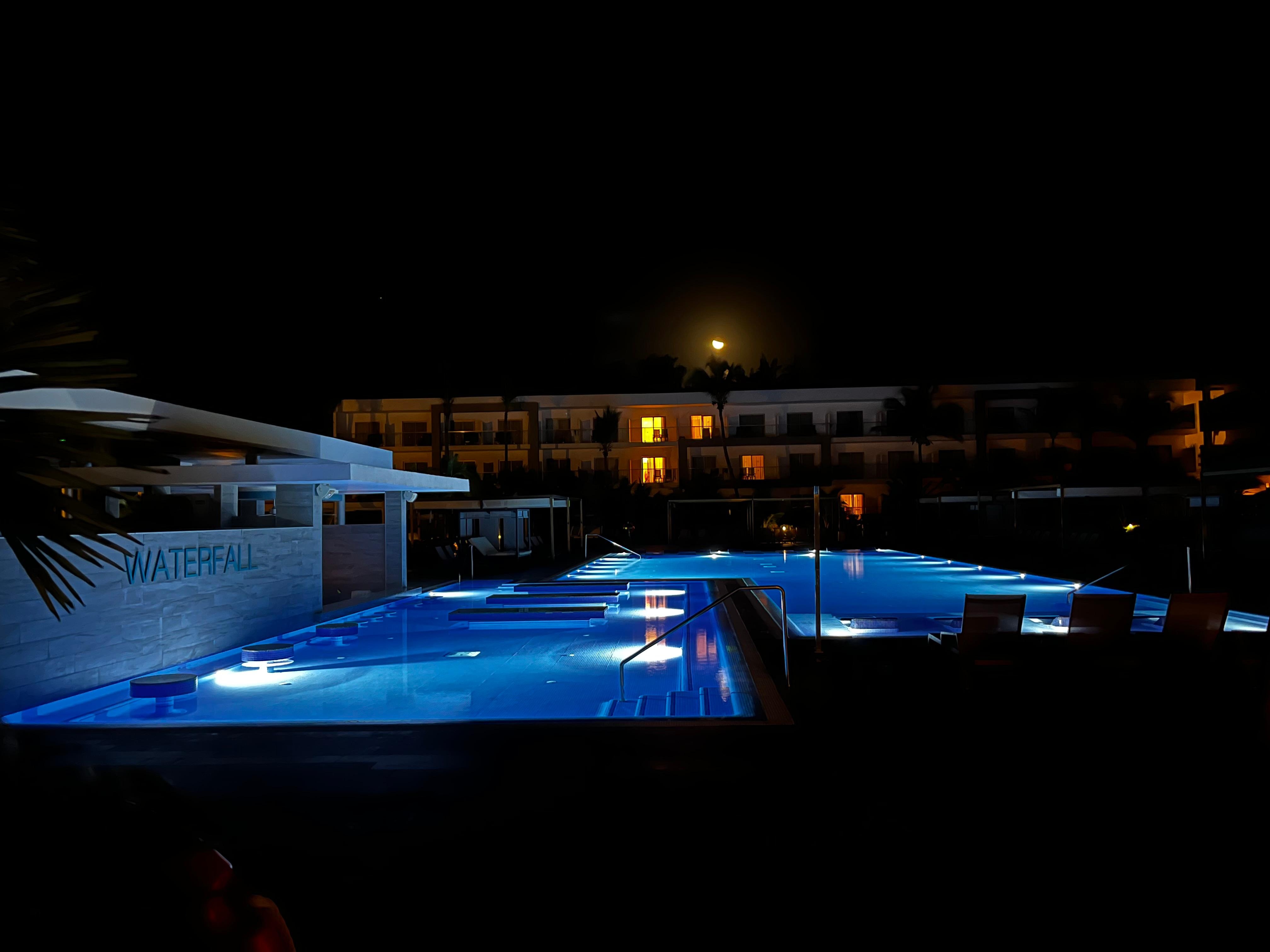 Piscine adult only avec bar pied dans l’eau