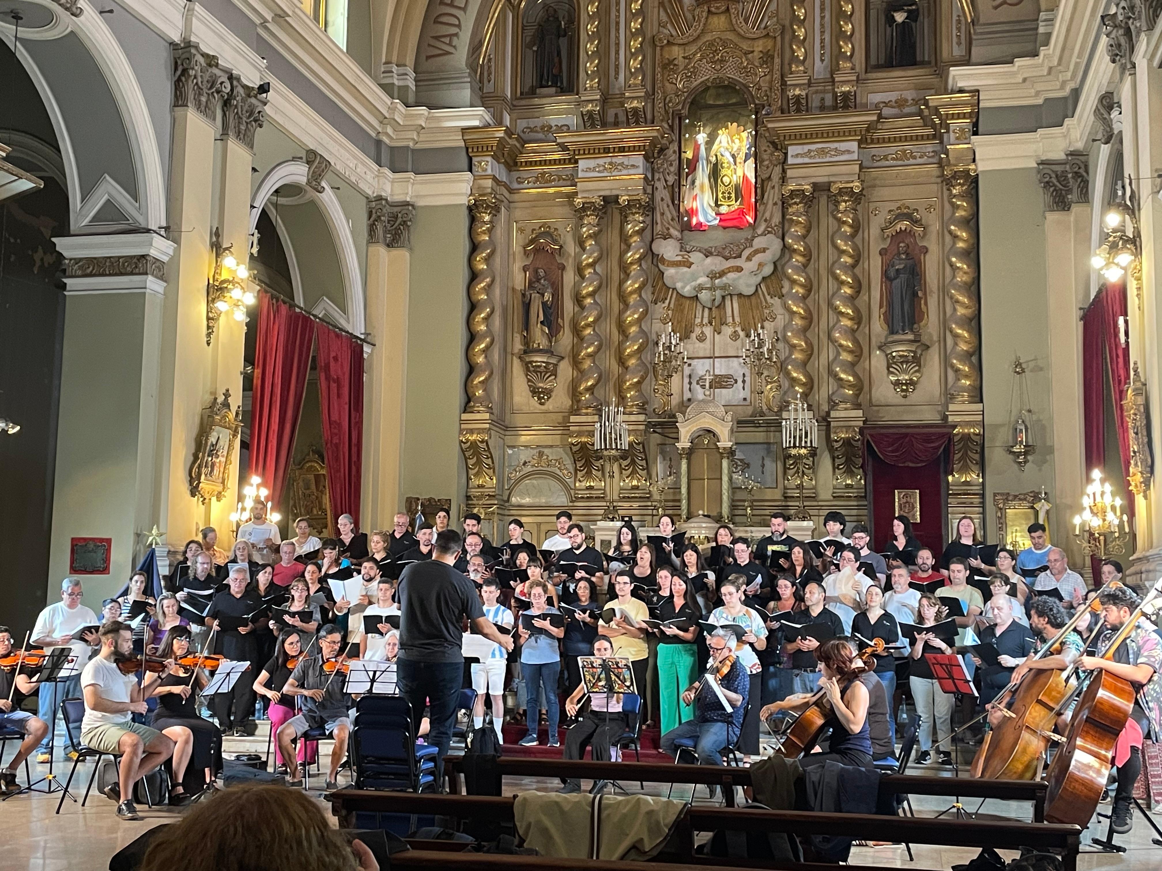 Chorus rehearsal at   San Francisco Basílica, Mendoza. 