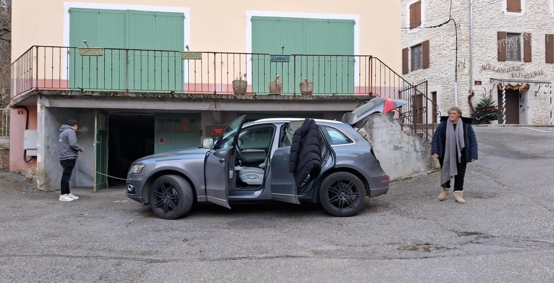 Garage, façade,  terrasse avant...tout proche de la boulangerie et de l'épicerie de Jean-Pierre