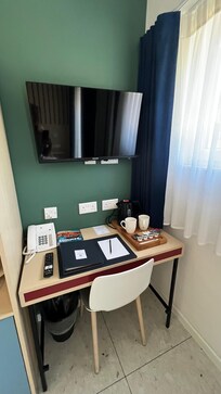 Schreibtisch mit Kaffee Station