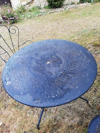 table de jardin non entretenue